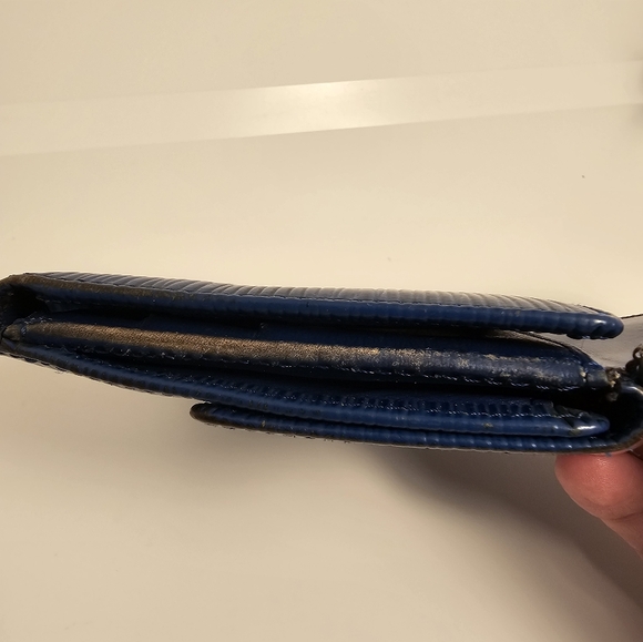 LOUIS VUITTON Blue Epi Wallet - Unisex - Picture 9 of 14